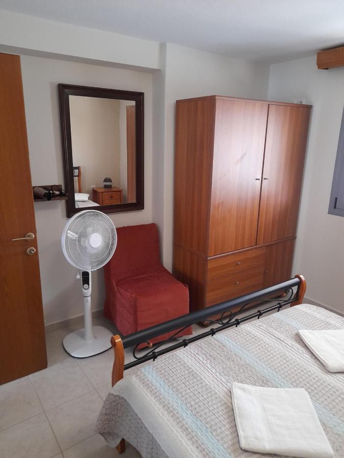 Dominikis Appartment Néa Péramos Екстериор снимка