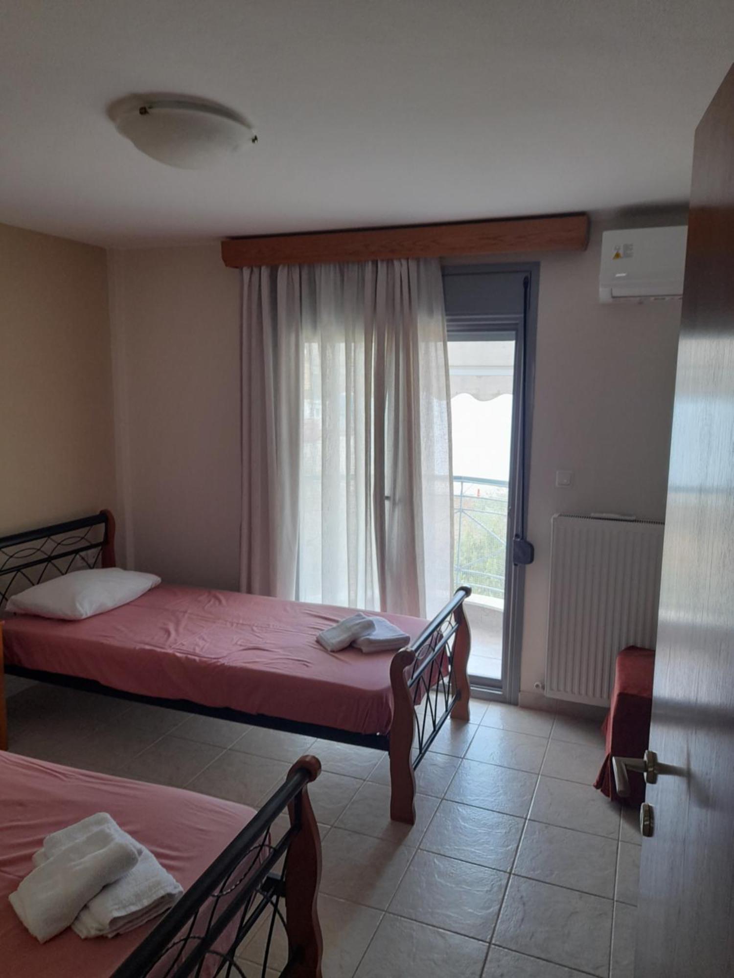 Dominikis Appartment Néa Péramos Екстериор снимка